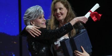 Джейн Фонда на Каннском кинофестивале швырнула наградой в голову победительницы
