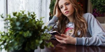 Китайские ученые назвали главную угрозу длинных телефонных разговоров