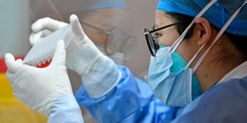 Китайский вирусолог не исключил версию лабораторной утечки COVID-19