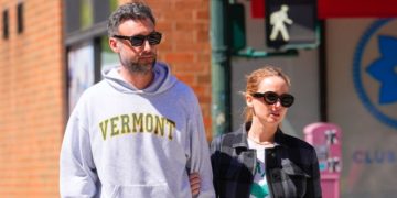 Дженнифер Лоуренс заметили на прогулке с мужем и сыном