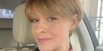 Елена Кравец устроила 6-летним детям-близнецам фотосессию в патриотических нарядах