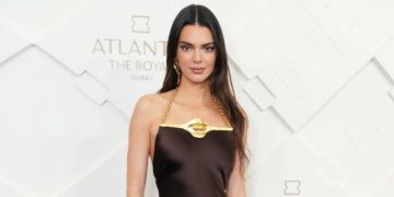 Кендалл Дженнер в кожаном платье на вечеринке своего бренда текилы