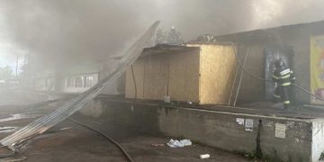 Магазин загорелся в деревне Саввино на площади 2 тысячи «квадратов»