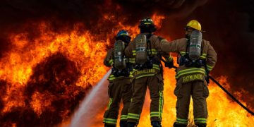 Молния спровоцировала масштабный пожар на нефтехранилище в Луизиане