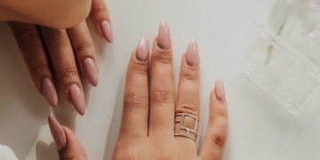 Профессор биологии рассказал, какой маникюр опасен для здоровья