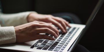 Ученые объяснили вред работы по ночам