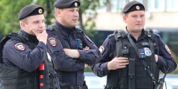 Верховный суд разъяснил, кого накажут за нападение на полицейских или инспекторов