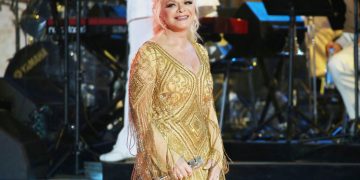 Лариса Долина показала грудь, жемчуг и ногти