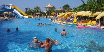 На Турцию обрушился антициклон “Цербер”: туристы поделились лайфхаками выживания в +50