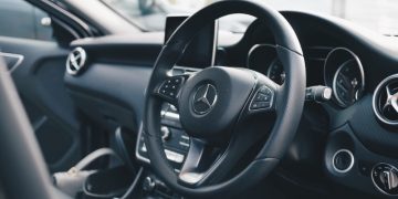 Онколог объяснила, почему опасно ездить в машине с открытым окном