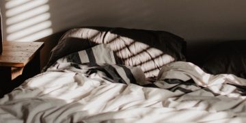 Ортопед объяснил, почему спать на спине небезопасно для взрослых