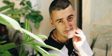 Победитель «Холостячки» Александр Эллерт похвастался пачками долларов в руках