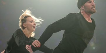 Появилось первое видео прогулки Костомарова с женой