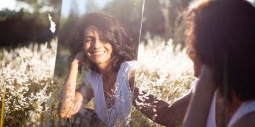 Взгляд в зеркало: что состояние лица может рассказать о вашем здоровье