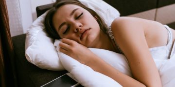 Эксперты поделились лайфхаками, как быстро заснуть в жару