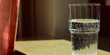 Медики рассказали, что будет с организмом, если выпить на ночь стакан воды