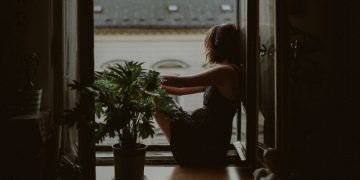 Психолог объяснила, как перестать грустить о прошлом и не бояться будущего