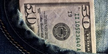 Ученые обнаружили смертельные бактерии на купюрах и пластиковых картах