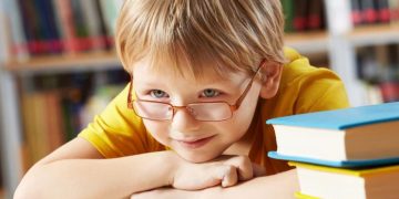 Чтобы не носить очки: офтальмолог дала советы родителям школьников