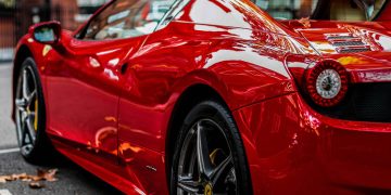 «Расслабляются за рулем»: автоэксперт назвал ошибки водителей бьющихся дорогих спорткаров