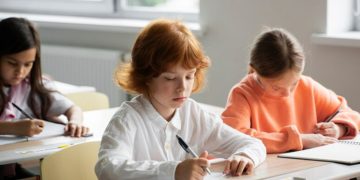 Школьники начали жаловаться на отказы учителей выпускать их в туалет