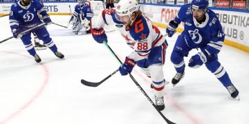 СКА проиграл московскому «Динамо» и повторил худший старт в КХЛ