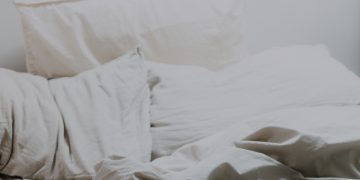 Врач назвал опасные причины ночных спазмов в ногах