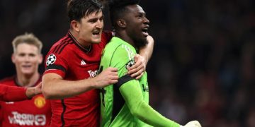 Камерунский вратарь МЮ заступился за одноклубника из-за эмодзи гориллы