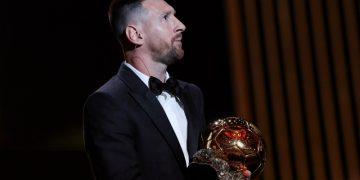 Месси посвятил «Золотой мяч» Марадоне в его день рождения