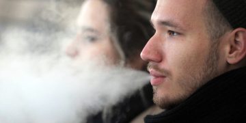 Несговорчивые курильщики: медики начали искать новые способы убедить нежелающих бросить