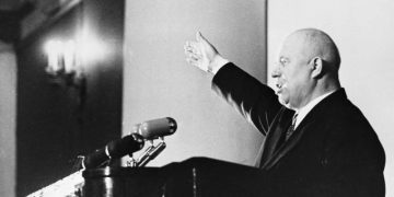 РЕН ТВ расскажет, почему переводчику было трудно работать с Хрущевым