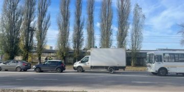 Три человека пострадали в ДТП с участием автобуса и трех иномарок в Воронеже