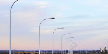 В чем плюсы алюминиевых опор освещения из анодированного алюминия и как их купить