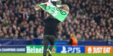 Фанат с флагом Палестины выбежал на поле во время матча Лиги чемпионов