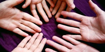 Хирург рассказал, как правильно согревать руки после мороза