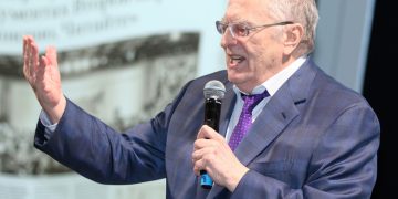 Легендарный пиджак Жириновского выставлен на продажу: что сегодня носят депутаты Госдумы