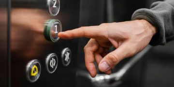 Лифт с риском для жизни: каждый пятый подъемник в стране выработал свой ресурс