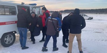 Пострадавших от нападения медведя рабочих из Якутии доставили в Москву