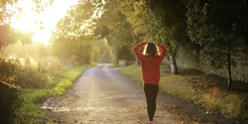 Прогулки вместо таблеток: названа новая поведенческая терапия избавления от боли