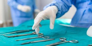 Впервые в мире проведена операция по пересадке человеческого глазного яблока: опасения остаются