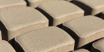 Вибропрессованная тротуарная плитка и ее особеннности: отличное земельное покрытие под ногами