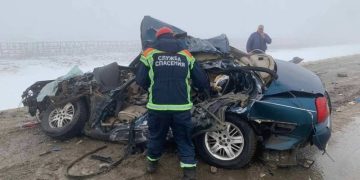 Человек погиб при столкновении легковушки с грузовиками под Саратовом