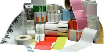 Удобство и использование самоклеющихся рулонных материалов