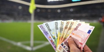 Почти 30 футбольных клубов из ЕС могли нарушить антироссийские санкции