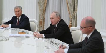 Путин рассказал лидерам думских фракций о пользе прямых линий