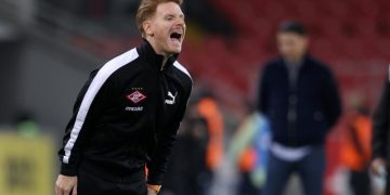 Тренера «Спартака» Абаскаля удалили за стычку с игроком «Ахмата». Видео