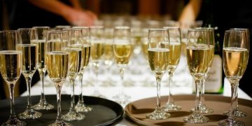 Врачи уравняли женские безопасные дозы алкоголя с мужскими