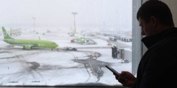 Почти 50 авиарейсов задержаны в Москве из-за метели