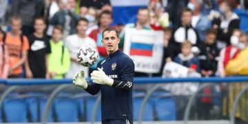 Вратарь сборной России рассказал, как полицейские в Баку «разводили» его