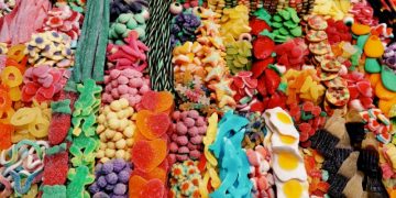 Психолог Евсеева объяснила, с чем часто связана тяга к сладостям